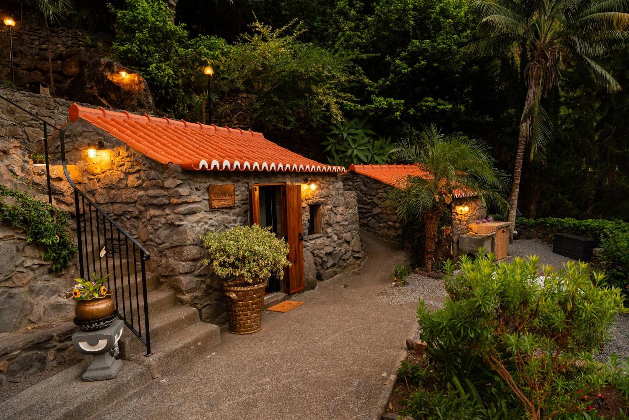 Casas Da Terca - Modern Comfort In Traditional Set Within 300sqm Of Private Gardens To Explore Tabua (Madeira)