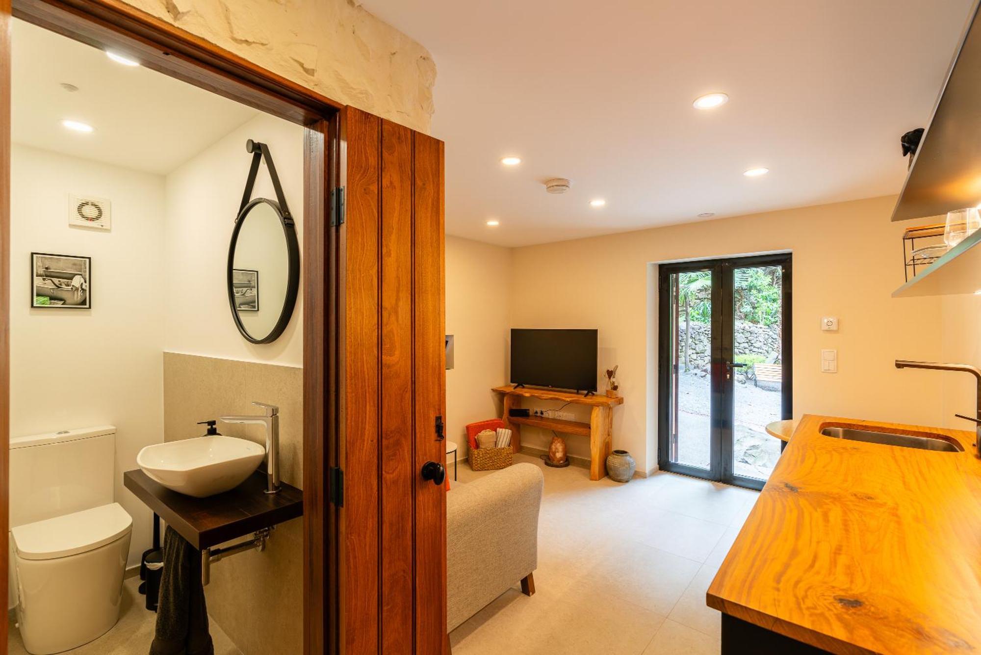 Casas Da Terca - Modern Comfort In Traditional Set Within 300sqm Of Private Gardens To Explore *