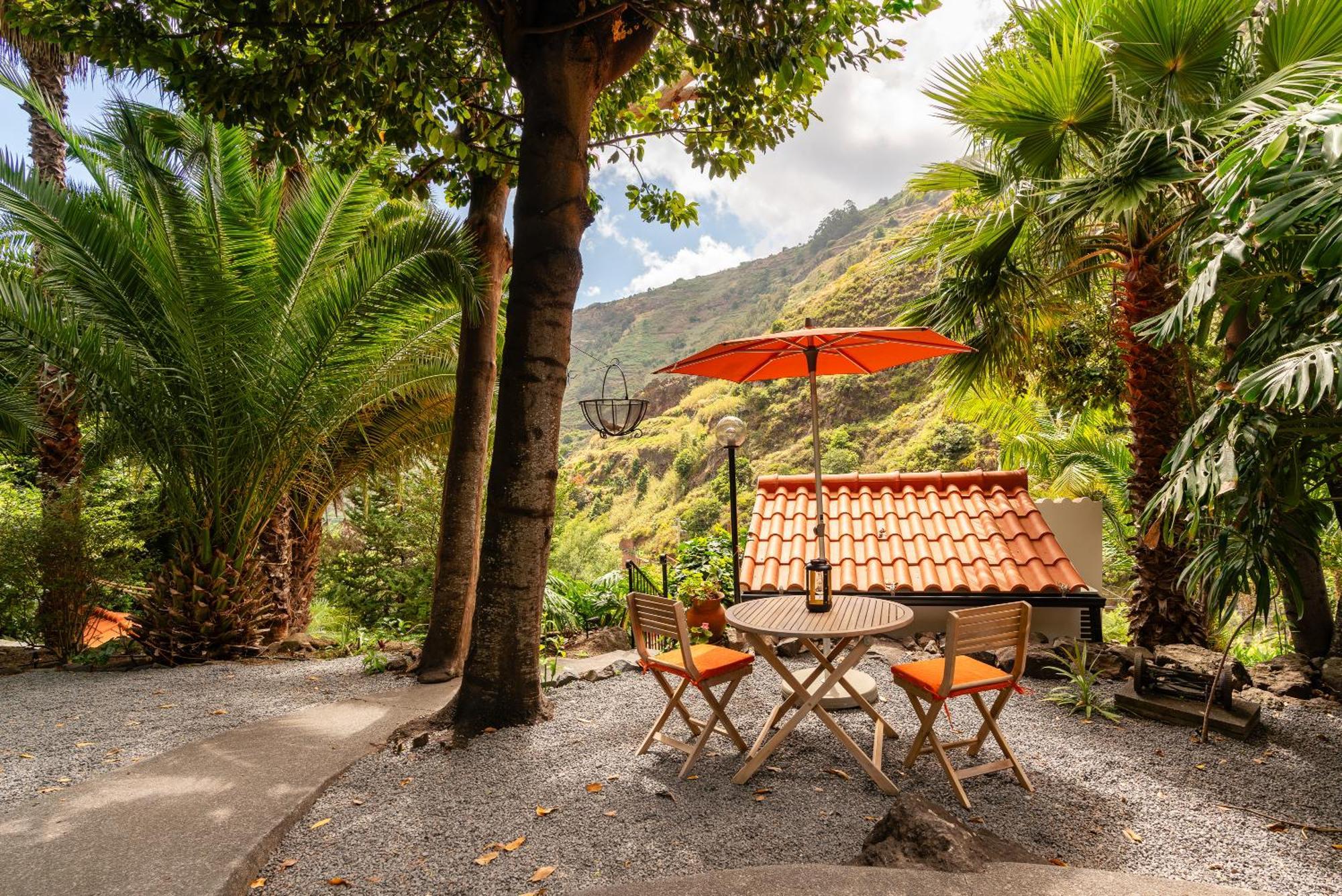 Casas Da Terca - Modern Comfort In Traditional Set Within 300sqm Of Private Gardens To Explore * Tabua (Madeira)
